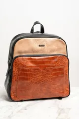 Mochila midi negra con detalles en color ladrillo y beige con textura símil piel de cocodrilo.