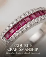 Anillo de plata 925 con diseño medio sin fin, engastado con una hilera central de circonias baguette color fucsia y pequeños cristales laterales.