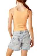 Musculosa corta color durazno, sin costuras, de escote alto y tela elástica suave.