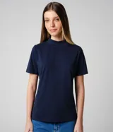 Remera de manga corta color azul marino, con cuello simulado (mock neck) y corte recto.