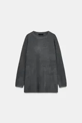 Jersey de punto liso con cuello redondo y manga larga, confeccionado en un tejido de tacto suave.