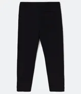 Pantalón masculino de corte slim cropped, confeccionado en viscosa con cintura elástica, bolsillos laterales y traseros, y pliegues delanteros.