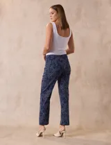 Pantalón de gabardina elastizada con estampado floral multicolor, pretina ancha elastizada y corte recto.