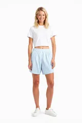 Short celeste con rayas verticales blancas, de corte recto y cintura elástica.