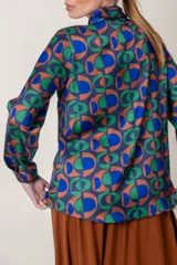 Camisa de poliéster estampada con motivos geométricos en tonos de azul, verde y terracota.