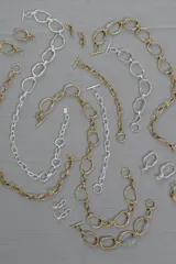 Aros colgantes plateados con forma irregular.