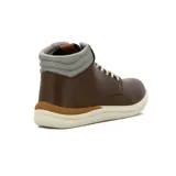 Bota casual de hombre color marrón con detalles en caramelo, de caña media y cordones.