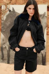 Bermuda de jean color negro, con corte recto y largo hasta la rodilla.