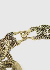 Collar gargantilla de eslabones grandes dorados con textura.
