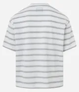 Remera de corte boxy con cuello redondo y mangas cortas. Presenta un diseño de rayas horizontales finas en tonos gris sobre fondo blanco.
