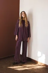 Camisa tejida color borgoña con rayas verticales blancas, escote redondo, botones frontales, mangas anchas 3/4 y aberturas laterales.