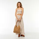 Crop top beige y blanco con estampado de cuadros vichy, breteles finos y fruncido en el busto.