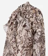Blusa de chiffon con estampado paisley en tonos tierra, cuello alto con lazo frontal, volados decorativos y mangas largas con puños ajustados.