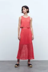 Blusa de encaje coral sin mangas.
