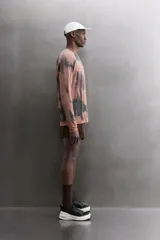 Camiseta técnica de running de manga larga y cuello redondo de Zara Athleticz, con calce regular fit. Presenta un diseño con estampado efecto tie-dye en tonos rosados y negros sobre tejido técnico ligero y elástico.