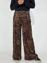 Pantalón de pierna ancha con estampado animal print de leopardo en tonos marrones y negros.