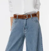 Cinturón marrón de cuero con costuras decorativas en color tostado y hebilla metálica plateada.