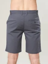 Bermuda de gabardina color gris oscuro, con bolsillos laterales y traseros.