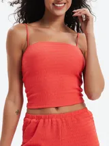 Musculosa de breteles finos con escote recto, confeccionada en tejido texturizado tipo nido de abeja.
