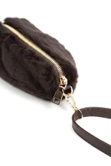 Cartera bandolera de diseño semicircular con textura de pelo sintético y estampado animal print. Cuenta con cierre superior y correa ajustable y desmontable de cuero sintético marrón con herrajes metálicos dorados.