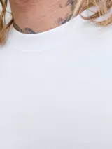 Remera de manga larga con cuello redondo y calce relajado, confeccionada en algodón orgánico. Presenta un diseño minimalista con un pequeño logo estampado en el centro del pecho.