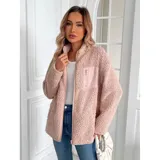 Campera de corderito color blanco, con cierre frontal completo, cuello alto y bolsillo frontal con cierre. Presenta un diseño forrado y cálido, ideal para la temporada de invierno.