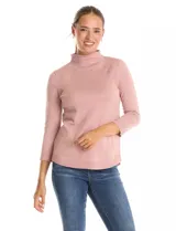 Buzo de tejido fino en color gris oscuro, con cuello alto acanalado y mangas tres cuartos. Presenta un diseño con líneas acanaladas en diagonal desde el cuello hacia las sisas y pequeños tajos laterales en el ruedo.