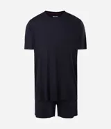 Pijama corto para hombre confeccionado en felpa de modal color negro, compuesto por una remera de manga corta y cuello redondo, y una bermuda de corte cómodo con ajuste elástico.