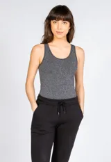 Musculosa gris de lycra con breteles finos y escote redondo.