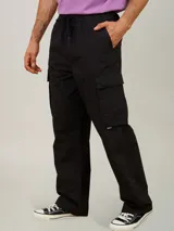 Pantalon cargo de sarga con bolsillos laterales con solapa, corte slim fit y cintura elastizada.