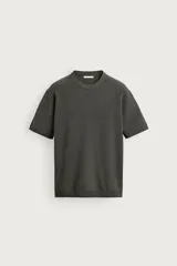 Camiseta regular fit de punto tejido en hilatura de algodón, color gris oscuro, con cuello redondo y manga corta, con acabados en rib.