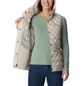 Chaleco acolchado Columbia con capucha, color beige, con cierre frontal y bolsillos laterales con cremallera. Presenta tecnología de sellado térmico y logo de la marca bordado en el pecho.