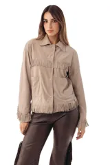 Campera de gamuza color crudo con flecos en el pecho, en el ruedo y en las mangas, cuello camisero, bolsillos frontales appliqués y cierre con broches a presión oculta.