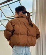 Campera puffer color chocolate con cierre frontal y cuello alto.