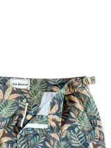 Short de baño con estampado de hojas en tonos verde, marrón y azul sobre fondo azul oscuro.