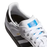 Zapatillas Adidas Samba ADV, color blanco con las tres tiras laterales en negro, puntera en gamuza gris y suela de goma marrón.