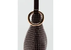 Bolso de mano tipo baguette con acabado de strass brillante en tono oscuro, cierre superior con cremallera y asa única fija.