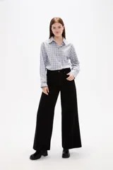 Pantalon de jean negro de corte ancho y tiro alto, con cierre frontal y bolsillos laterales.