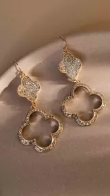 Aros colgantes dorados con forma de trébol, con incrustaciones de strass.