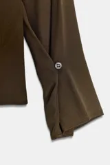 Blusa color verde militar de escote fluido drapeado y manga larga.