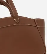 Bolso shopper grande color marrón, con costuras contrastantes, asa de mano y asa larga. Incluye bolsillo interno desmontable.