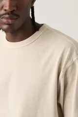 Remera de corte holgado y diseño minimalista, confeccionada en algodón pesado, con cuello redondo y mangas cortas.