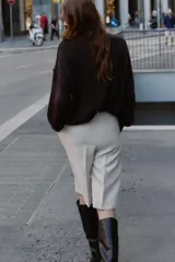 Bermuda larga color marrón oscuro, tiro medio, con pinzas frontales y cinturón de textura animal print plateado.