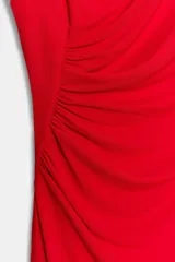 Vestido midi negro con cuello subido, sin mangas y diseño drapeado en el lateral del torso. Cuenta con cierre de cremallera oculta en la espalda.