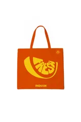 Bolso tote color naranja con estampa amarilla de una rodaja de naranja con la palabra "Fresh" y la palabra "Indian" en la parte inferior.
