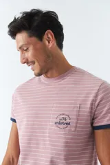 Remera de hombre a rayas horizontales color rosa y blanco, con bolsillo en el pecho y logo estampado.