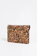 Funda acolchada para portátil de 13,5 pulgadas, con estampado de leopardo y ribetes negros. Presenta un cierre de botón a presión en la solapa y un bolsillo interior doble.