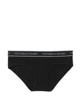 Bombacha tipo hiphugger Victoria's Secret de color negro, confeccionada en algodón con cintura elástica con el nombre de la marca impreso.