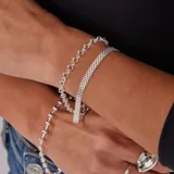 Pulsera de plata 925 con diseño de cadena de eslabones redondos entrelazados.