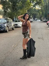 Body marrón con escote halter y espalda descubierta.